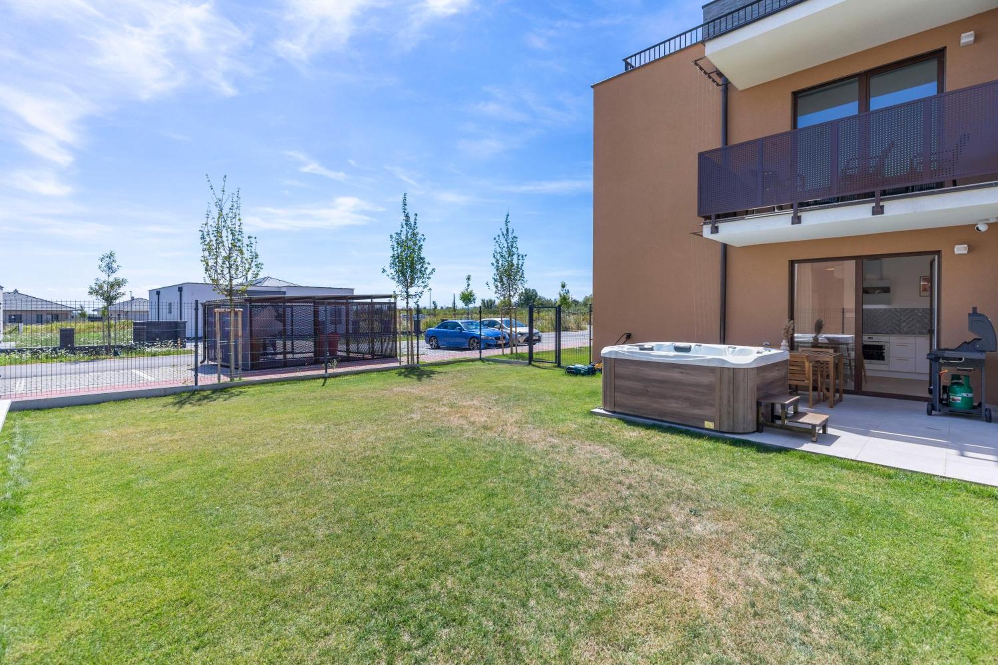 Boho Apt W Jacuzzi, Grill & Garden Modra Buitenkant foto